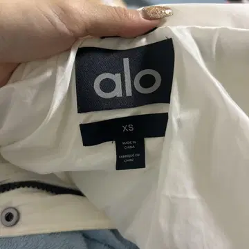 alo 후드 부착 화이트 다운 자켓 XS