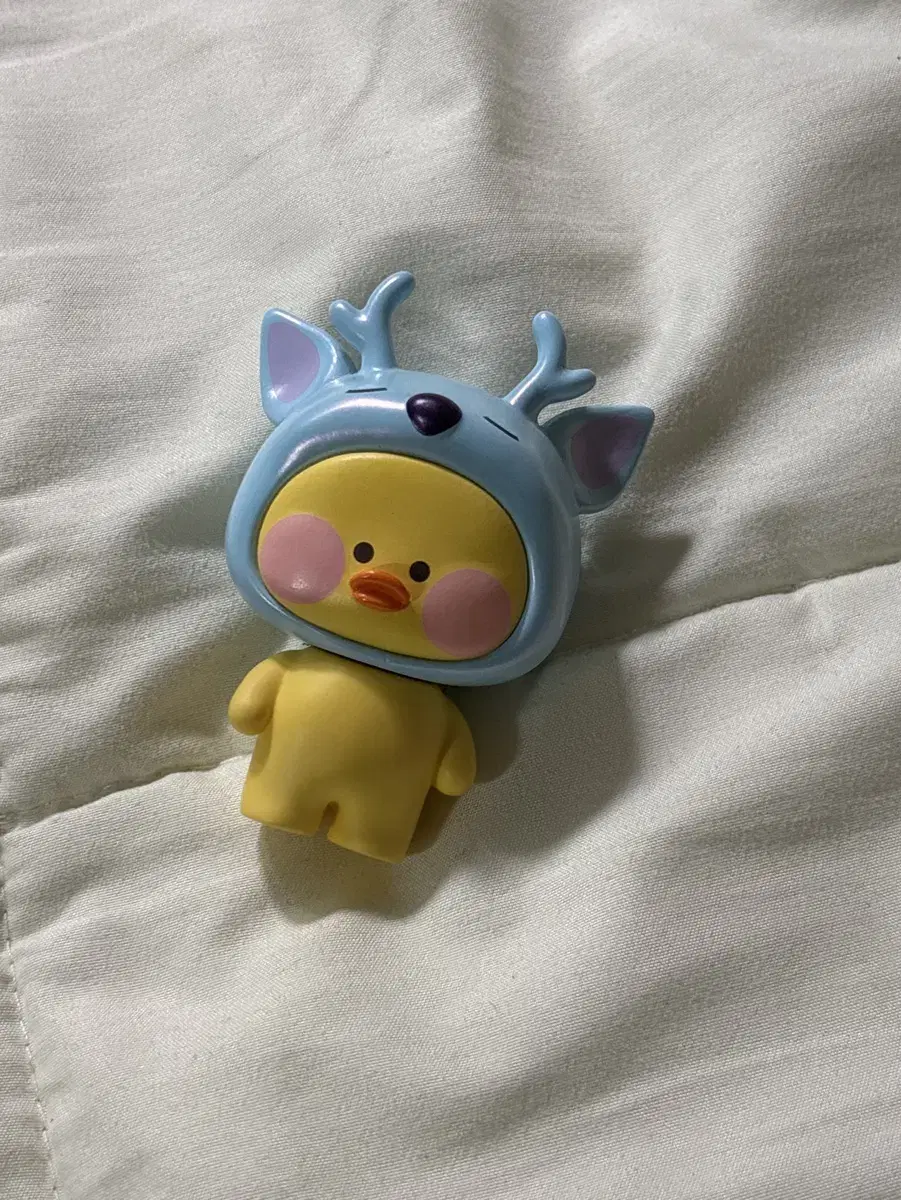 Bbangbbangduck Figure, simply displayed