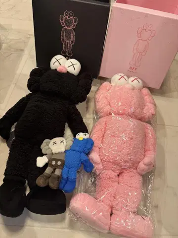 kaws BFF 봉제 인형 세트 블랙 핑크 파랑