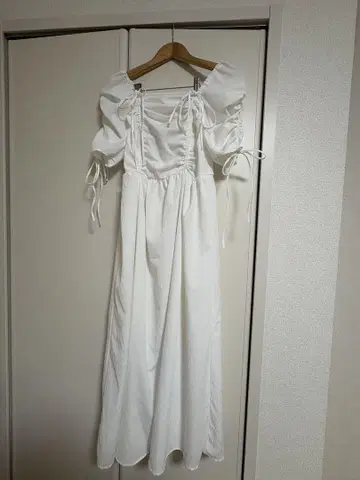 NICE CLAUP 화이트 원피스