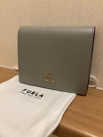 FURLA 그레이 접이식 지갑 새상품급