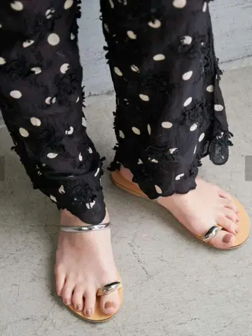 스픽 앤 스팬 니콜라스 라이너스 플립플랍
