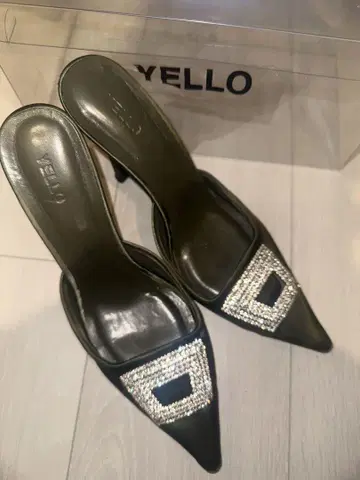 YELLO 스틸레토 뮬