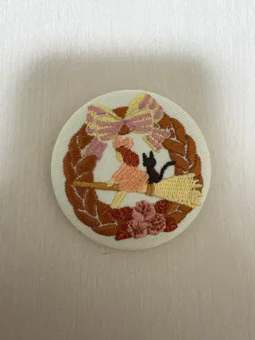 스튜디오 지브리 마녀 배달부 키키 구치키 빵집의 빵 리스 자수 캔뱃지