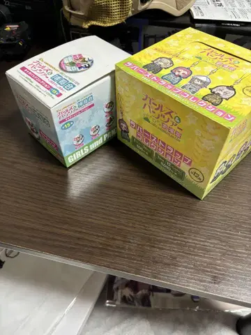 걸즈 앤 판처 박람회 캐릭터 배지 컬렉션과 러버 스트랩 컬렉션 상자
