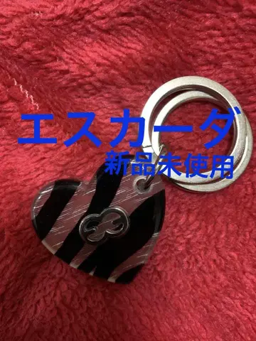 에스카다 하트형 스트라이프 키링.