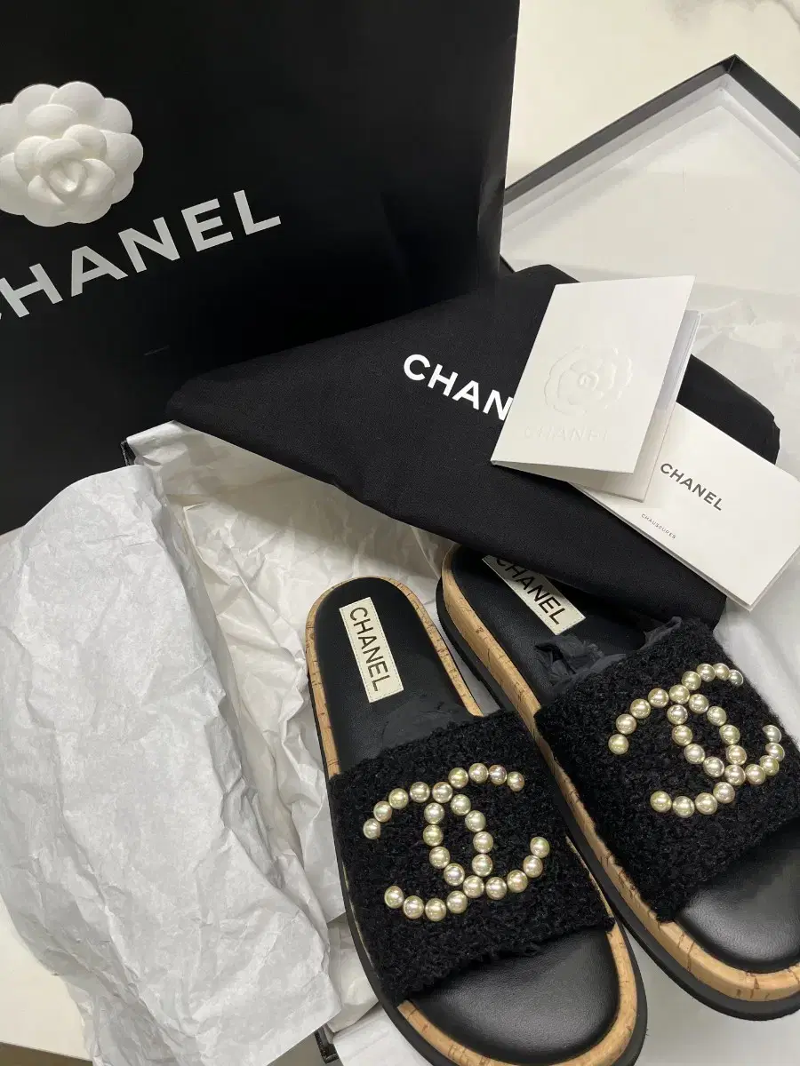 Chanel CC Logo Pearl Tweed 39 (New)