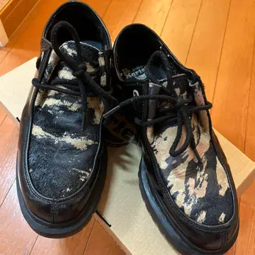 Dr. Martens 로퍼 엔도 마모루 착용