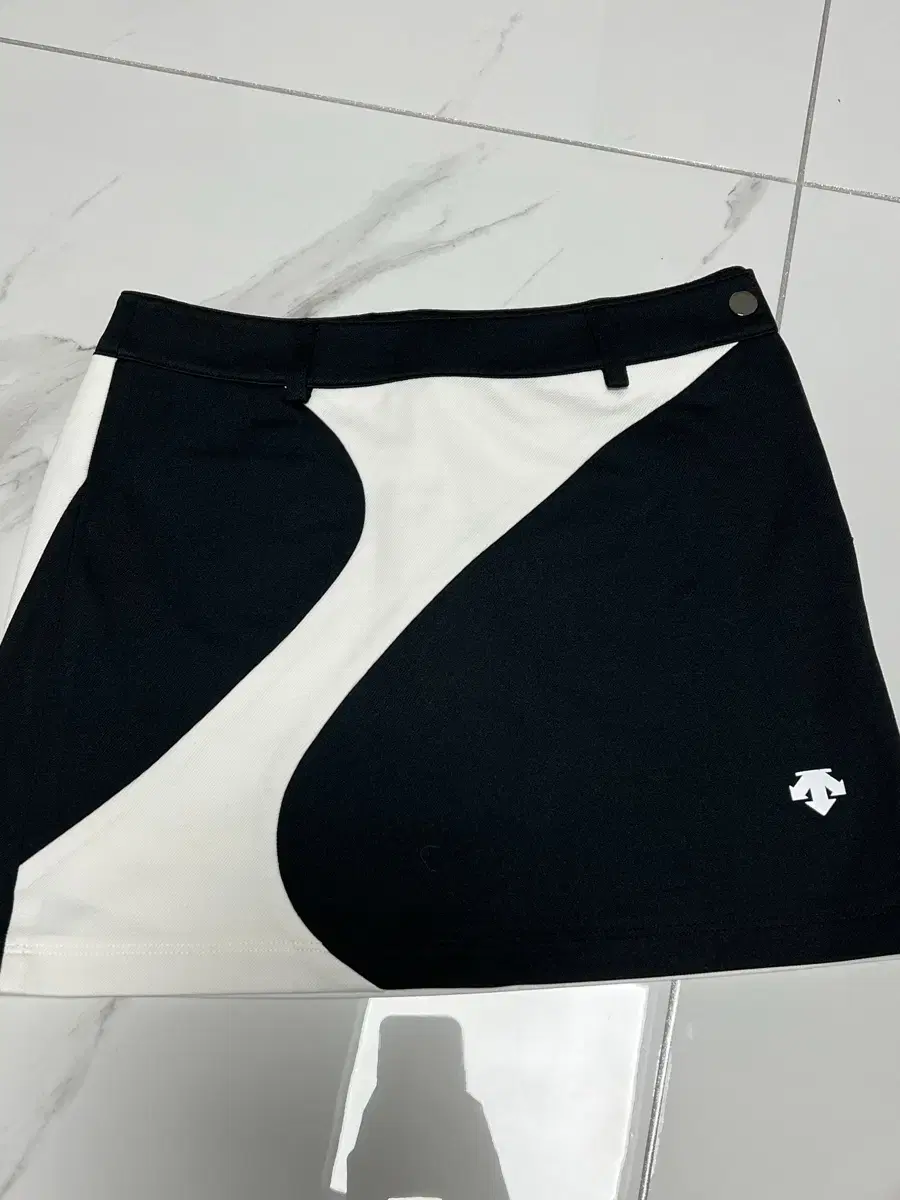 Descente Golf Black & White Skirt 61