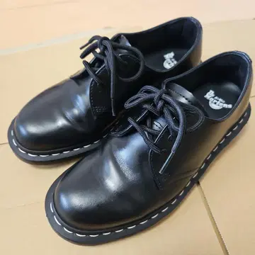 Dr. Martens 1461 화이트 스티치