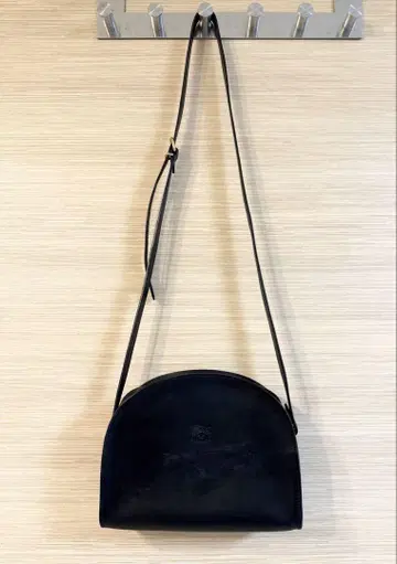 일비종떼 하프문 반달형 크로스 바디백