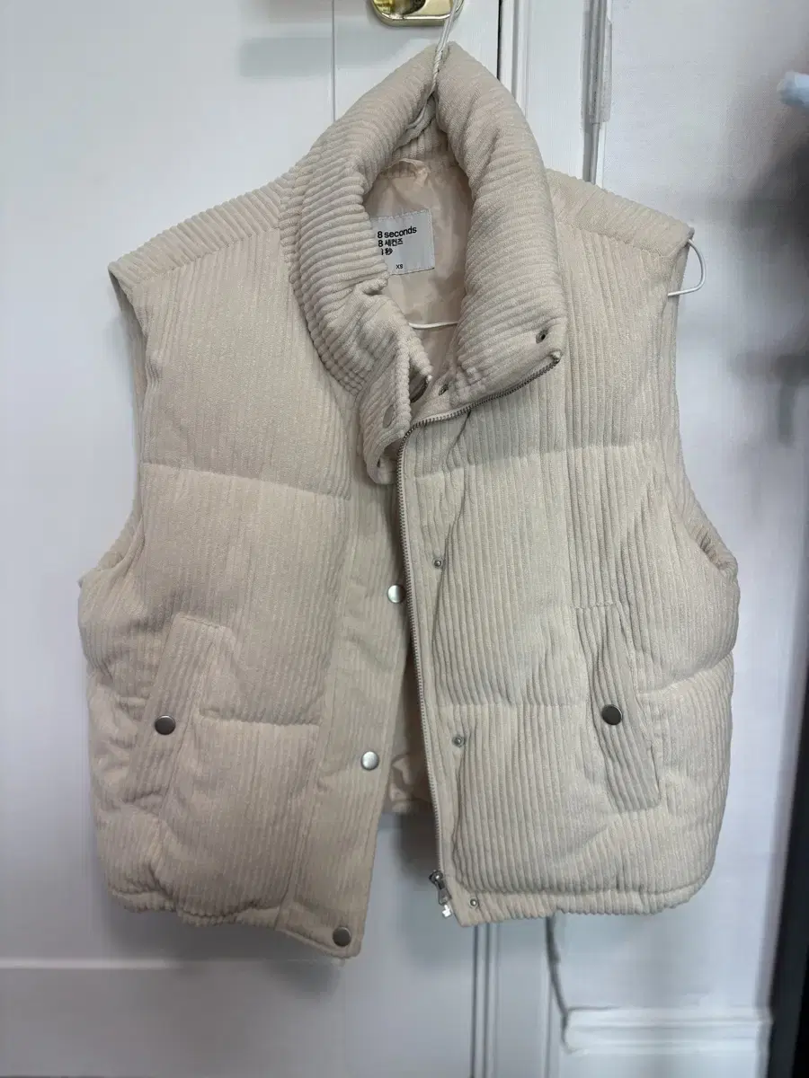 에잇세컨즈 패딩조끼