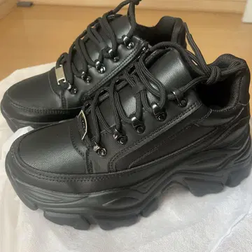 통굽 블랙 스니커즈