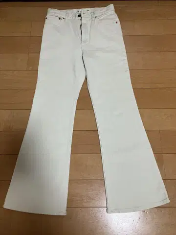 THE SHINZONE 화이트 부츠 컷 데님