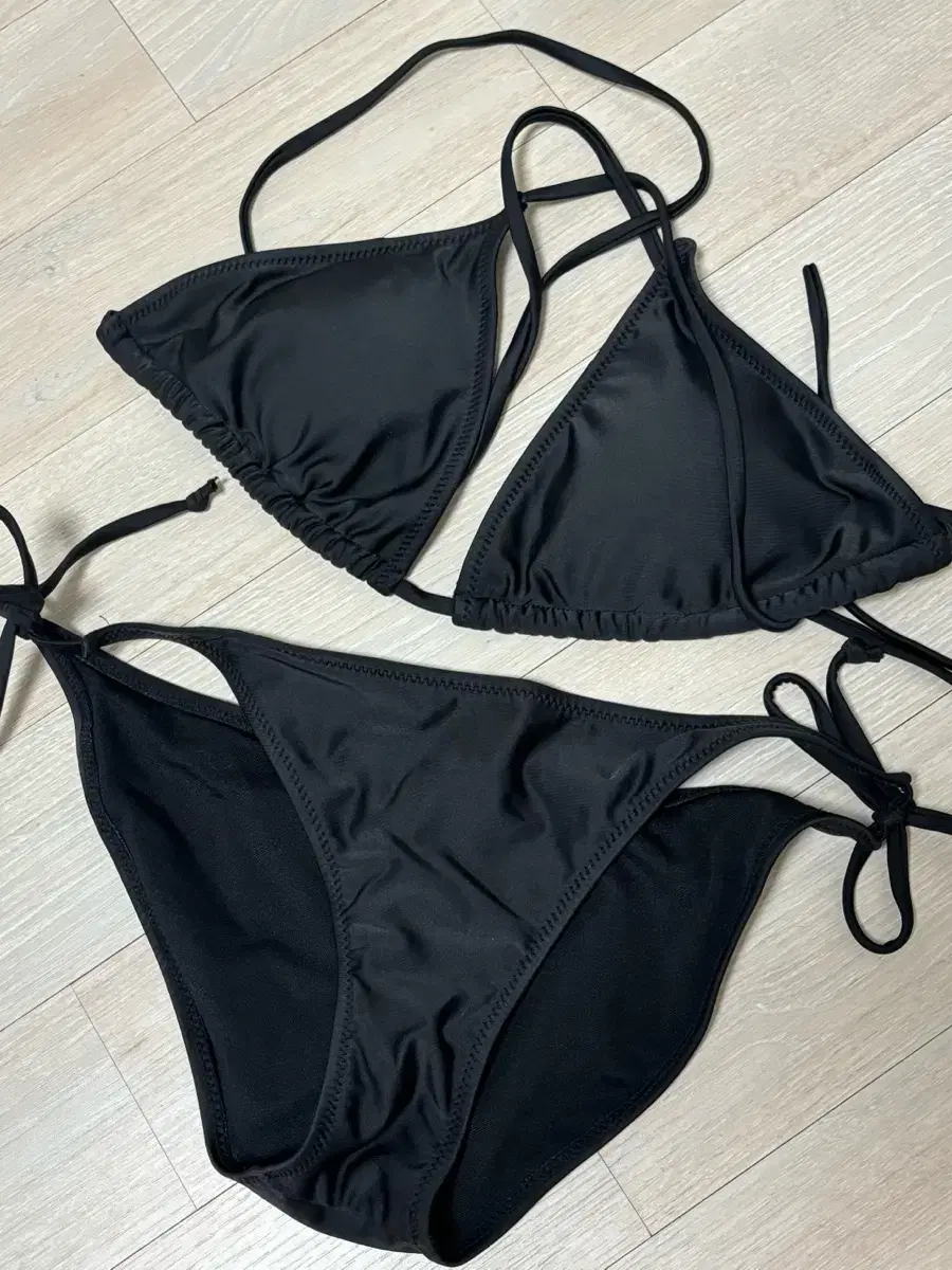 Simple Triangle Bikini Swimsuit Black Numbernine