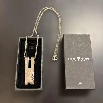 Sumner Pockets 나비 목걸이