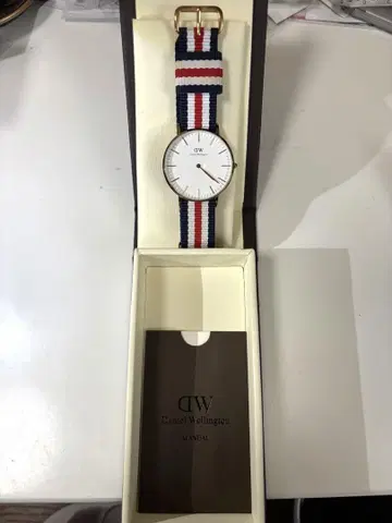 Daniel Wellington 시계 36mm 화이트/네이비/레드