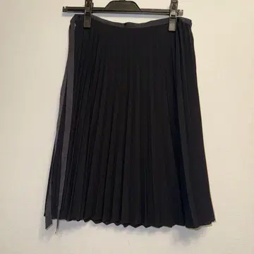 BCBG MAXAZRIA 다크 그레이 플리츠 스커트 미디 기장