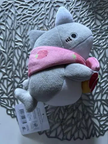 외출하는 상어 봉제 인형
