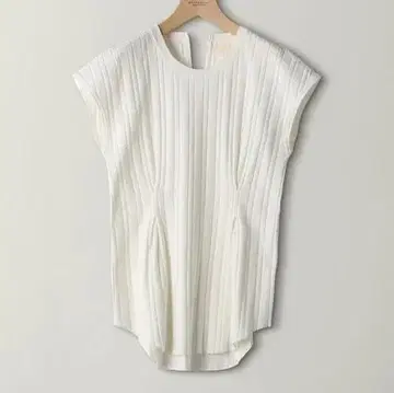 R JUBILEE 새상품 허리턱 프렌치 슬리브 상의 티셔츠