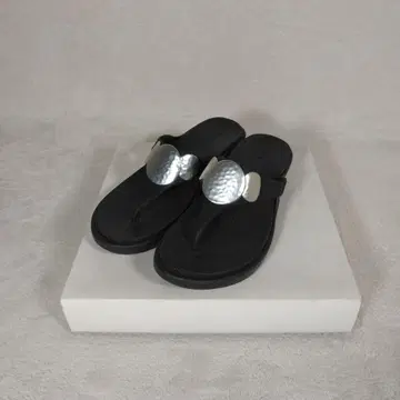 크록스 컴포트 블랙 메탈릭 장식 비치 샌들