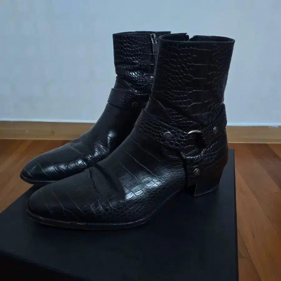 saint laurent wyatt boots エディ Saint Laurent Wyatt Harness Boot in Noir | FWRD