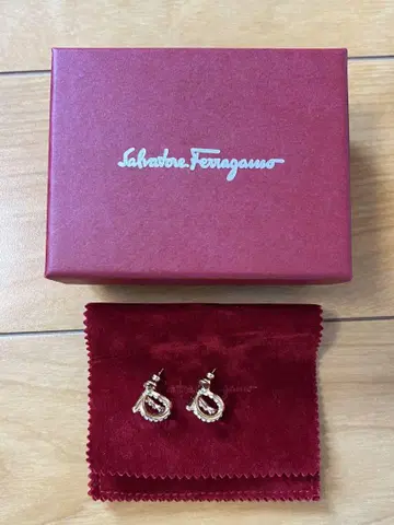 FERRAGAMO 귀걸이