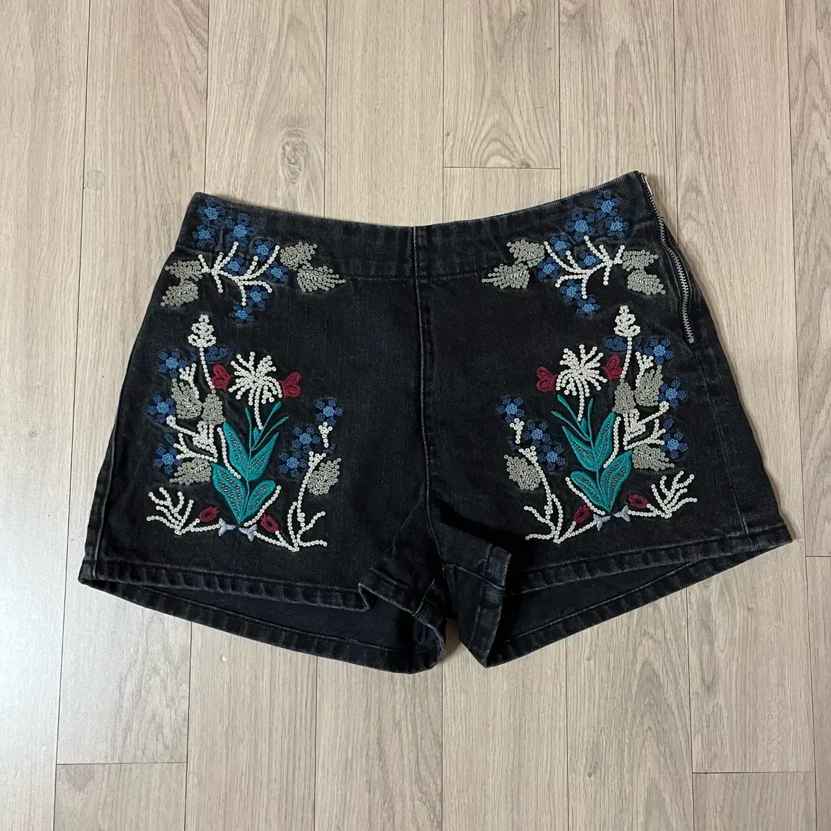 New) Letter From Moon Becky Flower Embroidery Banding Shorts