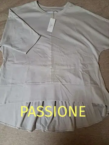 파시오네 PASSIONE 라이트 그레이 백 밑단 플레어 반팔 티셔츠