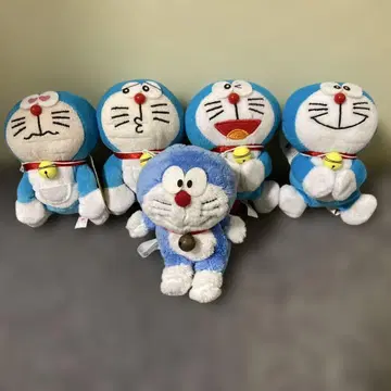 도라에몽 쿠타쿠타 마그넷 봉제 인형 4개와 도라에몽 봉제 인형 1개