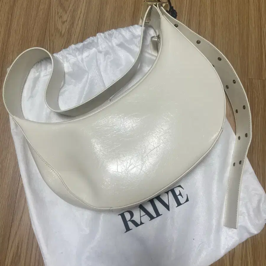 韓国商品/RAIVE Leo Shoulder New) Rave Leo Shoulder Bag Gray on Bunjang Global Site.
