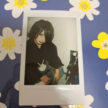 흠집 키무 씨 폴라로이드