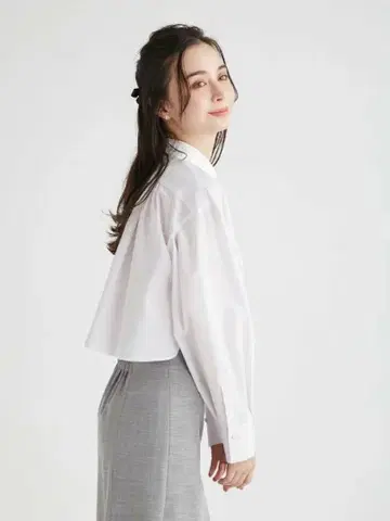 CELFORD 백 플레어 디자인 크롭 셔츠