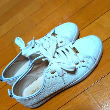 지유 스니커즈