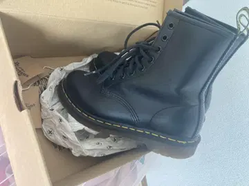 Dr. Martens 블랙 워크 부츠 사이드 로고