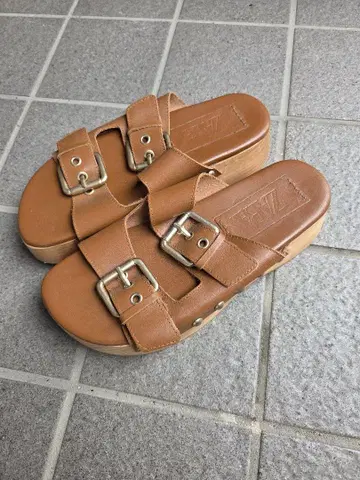 자라 브라운 스터드 버클 가죽 샌들
