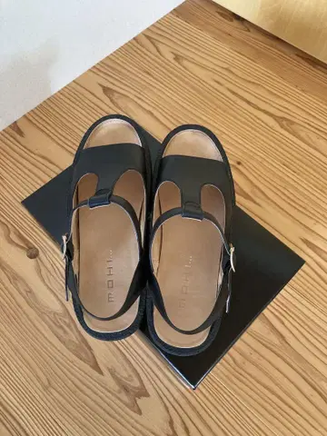 MOHI / T 스트랩 샌들