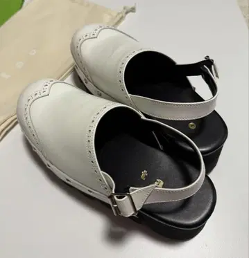 tao 화이트 가죽 사보 샌들