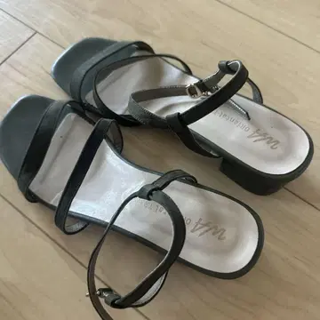 다크 그린 스트랩 샌들 로우 힐