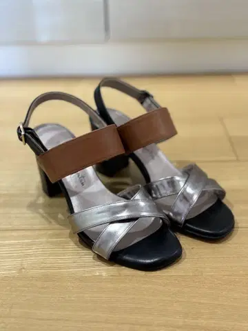 긴자 카네마츠 샌들 23.5cm