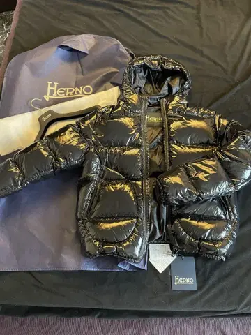 헤르노 광택 가공 광택 다운 봄버 블랙 HERNO 광택 광택