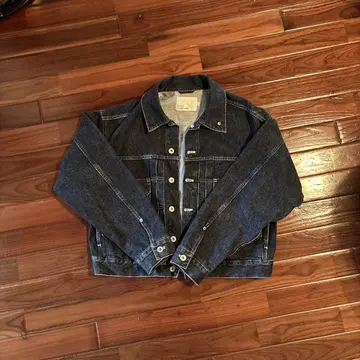 단순하면서도 복잡한 FW23 BF 데님 재킷
