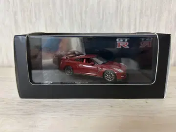 가격 인하 협상 중 Nissan R35 GT-R 미니카 1/43
