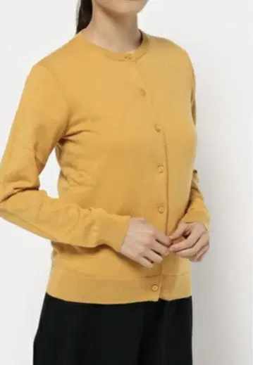 머스타드 컬러 버튼이 달린 가디건