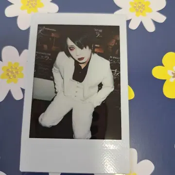흠집 키무 씨 폴라로이드