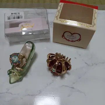 디즈니 유리 신발 모양 오브제와 크라운 모양 액세서리