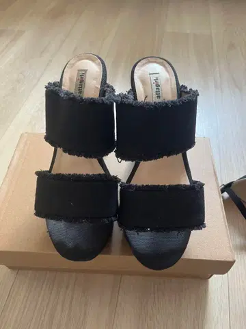 블랙 프린지 오픈토 샌들 아타걸