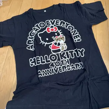 헬로키티 40주년 타이니 참 티셔츠 블랙