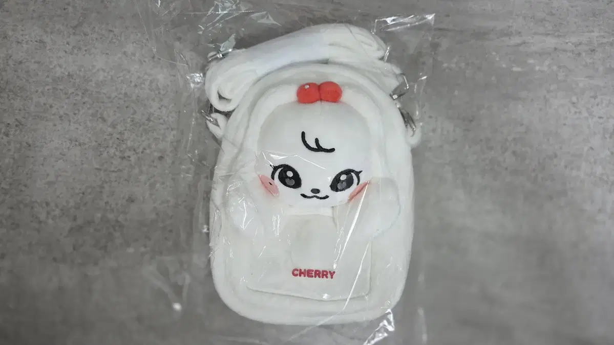 미니브 PVC 크로스백  체리 2025 아이브 팝업스토어
