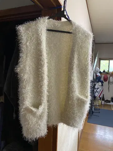 MILA OWEN 화이트 슬리브리스 가디건